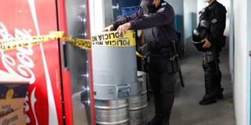 Ingresan de contrabando barriles de cerveza al estadio Cuscatlán.