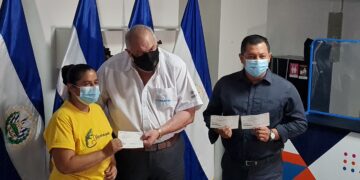 CONAMYPE entrega fondos de apoyo a comerciantes afectados por el incendio en Mercado San Miguelito.