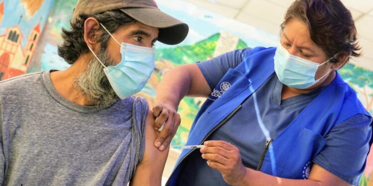 Infectólogo dice que tercer dosis de vacuna anti COVID-19 es innecesaria