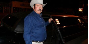 “Todavía se burla” critican a Lalo Mora por sumarse a campaña contra cáncer de mama.