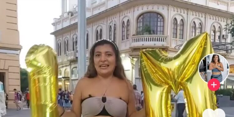 Con un outfit revelador, la famosa tiktoker, Yanira Berríos, celebró su millón de seguidores.