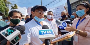 Veteranos de guerra cierran paso en Av.Bernal exigiendo el cumplimiento de sus beneficios.