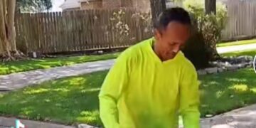 ¡En tacones! Así trabaja un salvadoreño recogiendo basura en Estados Unidos.