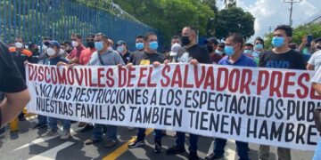 Sectores afectados por la ampliación del decreto transitorio se manifiestan en la Asamblea.