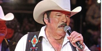 “Viejo asqueroso”: Lalo Mora toca seno de fan durante foto; lo critican por acoso sexual.