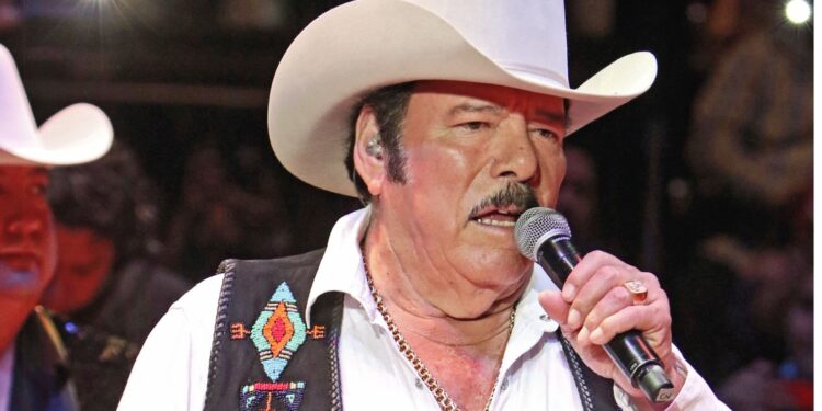“Viejo asqueroso”: Lalo Mora toca seno de fan durante foto; lo critican por acoso sexual.