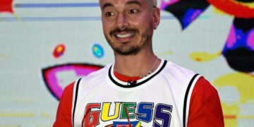 J balvin pide perdón tras polémica por video musical “Perra”.