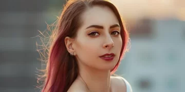 La Youtuber, YosStop, acusada de pornografía infantil y difamación, comparte mensaje sobre su aspecto físico en prisión.