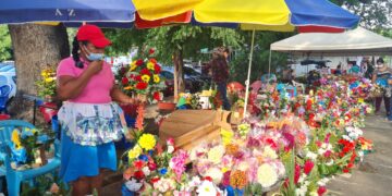 Comerciantes de flores resienten bajas en  ventas