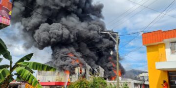 Incendio registrado en empresa de plástico deja cuantiosos daños materiales.