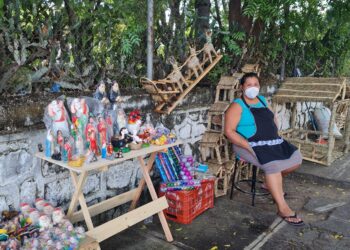 Niña Marlene y su tradicional venta de artículos navideños
