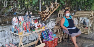 Niña Marlene y su tradicional venta de artículos navideños