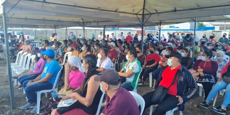Comerciantes se reúnen con autoridades para ser reubicados