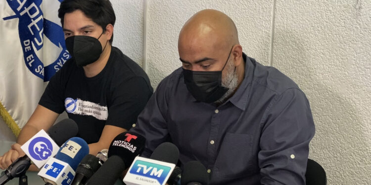 APES DENUNCIA ESPIONAJE A PERIODISTAS.