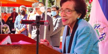 UES presenta escultura en honor a Dra. Maria Isabel Rodriguez.
