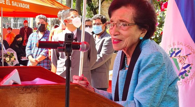 UES presenta escultura en honor a Dra. Maria Isabel Rodriguez.
