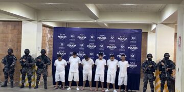 Autoridades de la PNC realizan traslado de pandilleros responsables de homicidios al penal de Zacatecoluca.