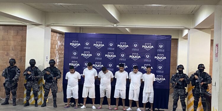 Autoridades de la PNC realizan traslado de pandilleros responsables de homicidios al penal de Zacatecoluca.