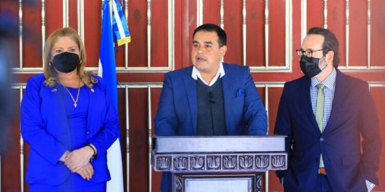 Comisión de Antejuicio contra Norman Quijano recibe parte defensora.