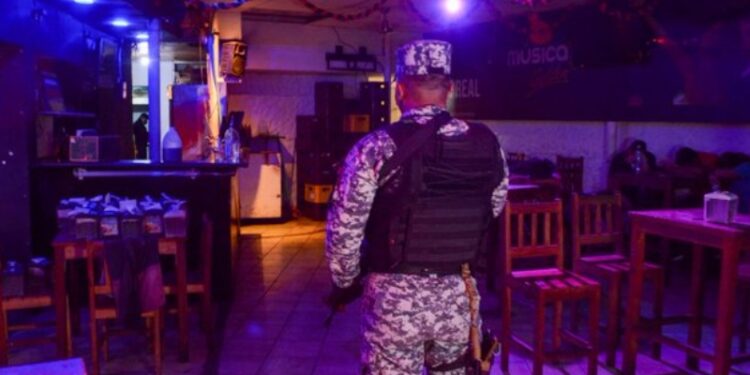 Operativo en San Salvador desmantela negocios administrados por pandillas.