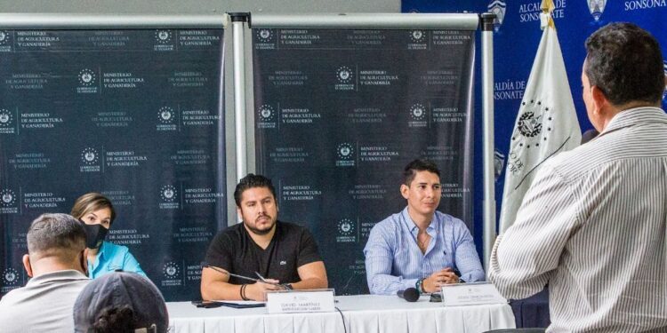 Ministro de Agricultura se reúne con sector ganadero