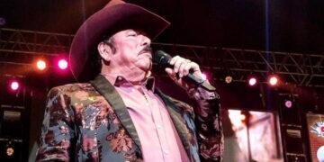¡Asqueroso! Lalo Mora vuelve a “manosear” a otra mujer en el escenario.