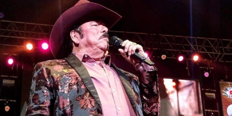 ¡Asqueroso! Lalo Mora vuelve a “manosear” a otra mujer en el escenario.