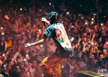 Víctimas de estampida humana exigen millonaria compensación a Travis Scott.