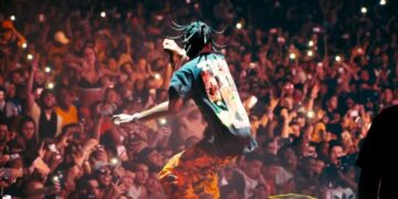 Víctimas de estampida humana exigen millonaria compensación a Travis Scott.