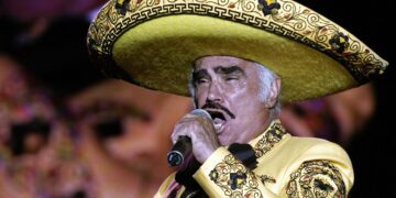 Vicente Fernández ya puede respirar sin ventilador artificial.