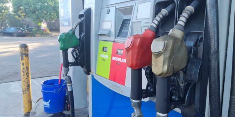 Disminuye precio de gasolina