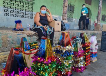 Comerciantes listos con farolitos para la Noche de Las Luces