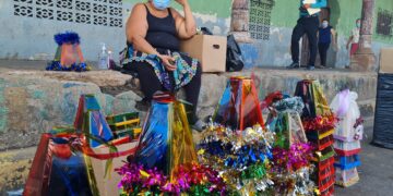 Comerciantes listos con farolitos para la Noche de Las Luces