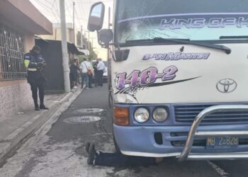 Hombre quedó bajo las llantas de un bus en Ilopango.