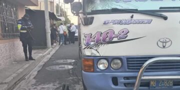 Hombre quedó bajo las llantas de un bus en Ilopango.