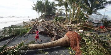 75 muertos tras paso del tifón Rai en Filipinas.