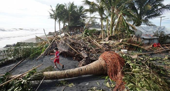 75 muertos tras paso del tifón Rai en Filipinas.