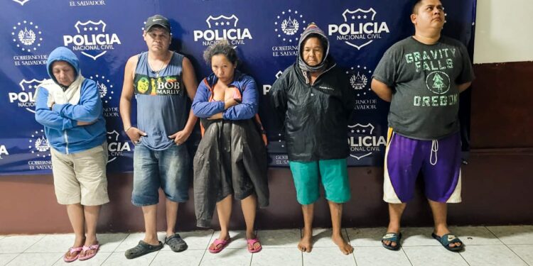 Capturan a sujetos que transportaban animales en peligro de extinción.