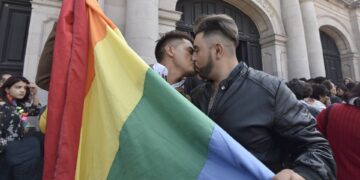 Senado de Chile aprueba matrimonio igualitario.