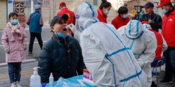 Ciudad China encierra a 13 millones de habitantes por incremento de casos de Covid-19.