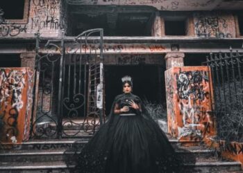 Quinceañera hace sesión de fotos “Narco satánica”.