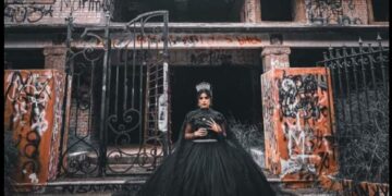 Quinceañera hace sesión de fotos “Narco satánica”.