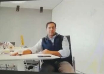 Empresa despidió a 900 empleados por videollamada.