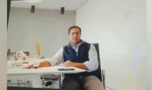 Empresa despidió a 900 empleados por videollamada.