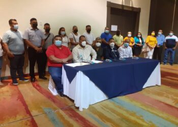 Alcaldes de ARENA y FMLN renuncian a sus partidos.