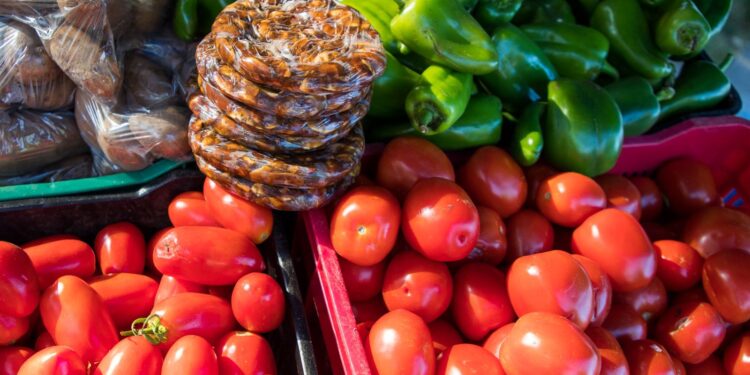Emprendedoras del ámbito agrícola comercializan sus productos en el Agromercado de mujeres en Santa Tecla.