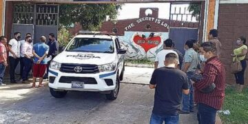 Fallecen dos jóvenes en motel.