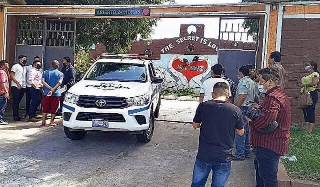 Fallecen dos jóvenes en motel.