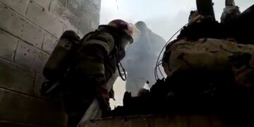 El segundo nivel de una vivienda en Mejicanos fue consumida por el fuego.