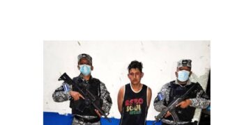 Capturan a pandillero que asaltó bus en Santa Ana.